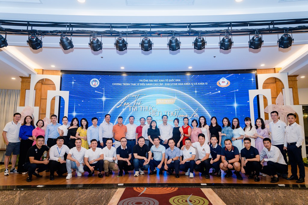 Học viên lớp Thạc sĩ Điều hành cao cấp Executive - MBA học tập thực tế tại CTCP Nhựa Thiếu niên Tiền Phong và CTCP Cơ khí xây dựng AMECC