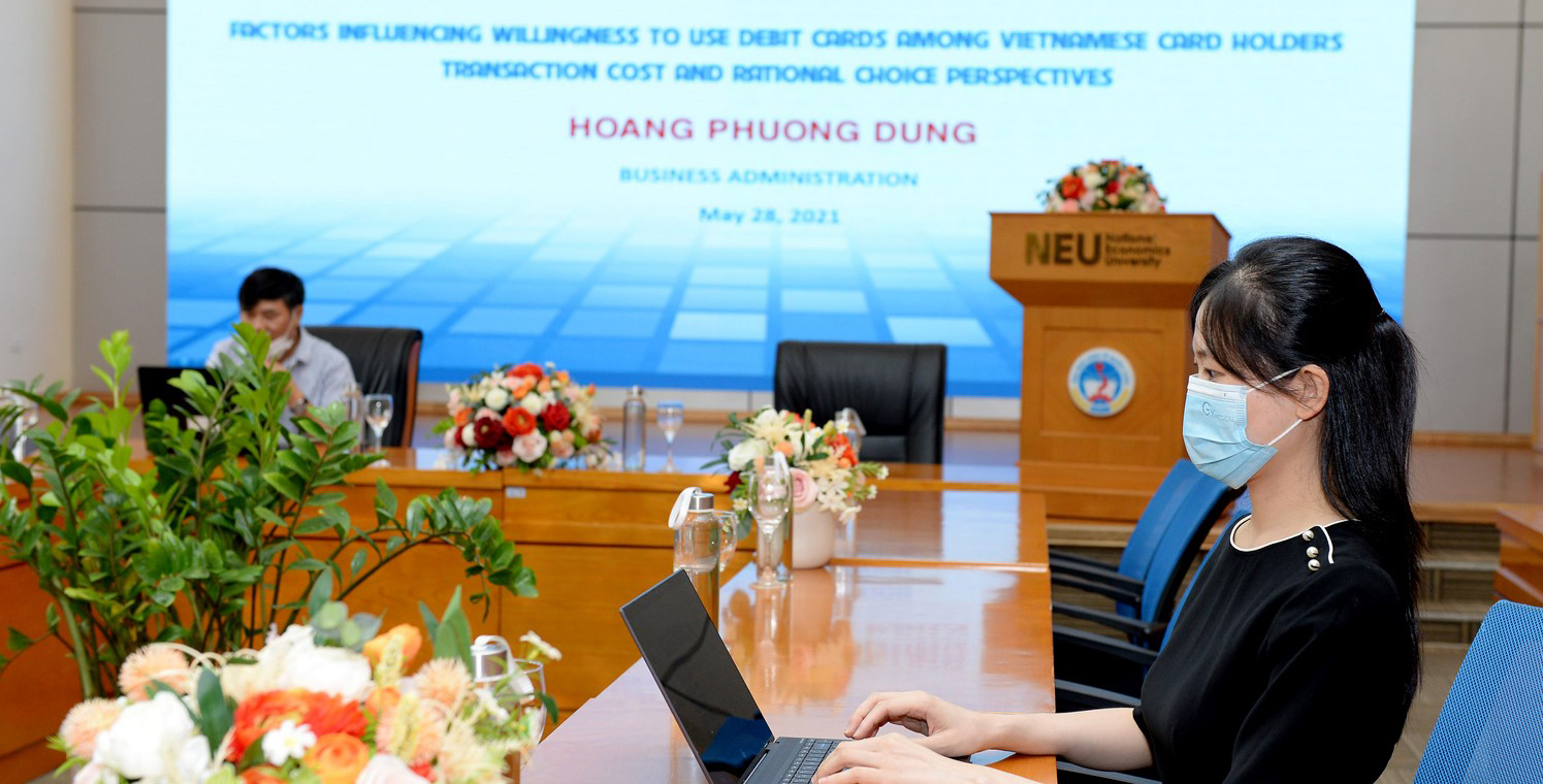Nghiên cứu sinh đầu tiên của Đại học Kinh tế Quốc dân bảo vệ luận án Tiến sĩ theo hình thức trực tuyến